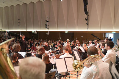 Foto KMKS EE/ E. Mader: - Mit der „Pizzicato-Polka“ von J. & J. Strauß und dem „Walzer Nr.2“ von Schostakowitsch hat das Sinfonieorchester mit Philine Jobst gleich zwei Ohrwürmer im Programm.