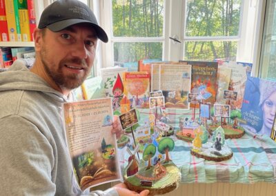 Axel Grossmann stellt die Dioramen vor (Foto: Jenny Jürgens)
