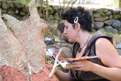 Der japanische Drache im Museumgarten wird geschmückt