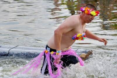 Baumstammregatta 2024 - Lukas Gabel erheiterte mit seinem Kostüm die Gäste und schaffte dennoch einen Preis. Auch in diesem Jahr warten wieder viele gute Preise auf die Teilnehmer. (Bild vergrößern)
