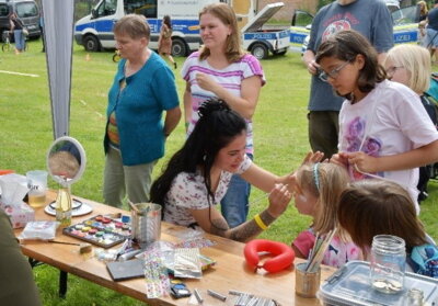 KInderschminken mit Michelle Krüger aus Dorf Zechlin. Sie ist schön seit Jahren aktiv mit dabei. (Bild vergrößern)