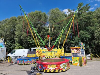 Erstmals dabei - Bungee Jumping für Jung und Alt. (Bild vergrößern)