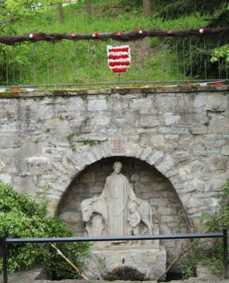 Der Brunnen, zu dessen Ehren das Fest gefeiert wird, zeigt den Heiligen Brun, daher Braunsbrunnen.