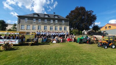 Aufstellung der Mitwirkenden auf dem ehemaligen Schulhofu zum traditionellen Männerkirmesumzug 