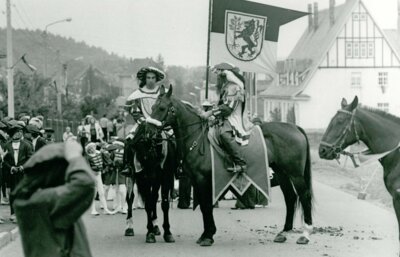 Umzugsteilnehmer in der Coburger Straße am 24.08.1975