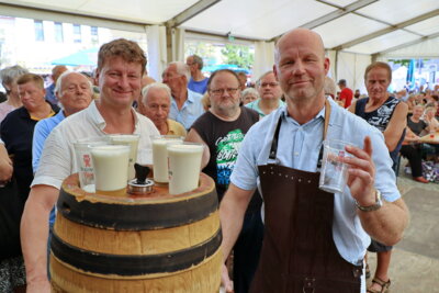 Veranstalter André Matthes (links) und Bürgermeister Marco Babenz beim Fassbieranstich 2024. Foto: Matthias Nerenz