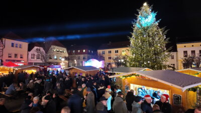 Festlich beleuchtet erstrahlt der Marktplatz beim Calauer Weihnachtsmarkt. Foto: Matthias Nerenz