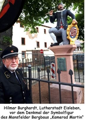 Hilmar Burghardt, Lutherstadt Eisleben, vor dem Denkmal der Symbolfigur des Mansfelder Bergbazs 