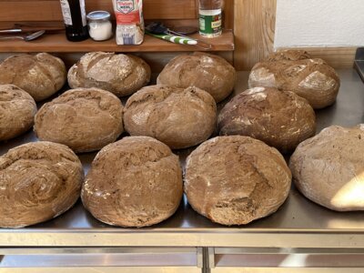 Brot aus dem Holzbackofen (Bild vergrößern)