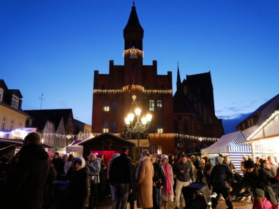 Foto: Rolandstadt Perleberg | Blick auf den Perleberger Weihnachtsmarkt und das geschmückte Rathaus.