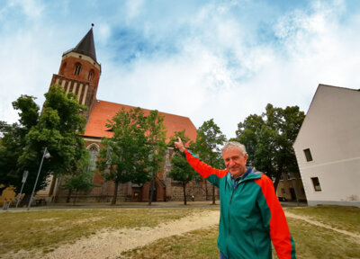 Mit Dietmar Kschischow geht es hoch hinaus auf die Aussichtsplattform der Stadtkirche. Foto: Stadt Calau / Jan Hornhauer