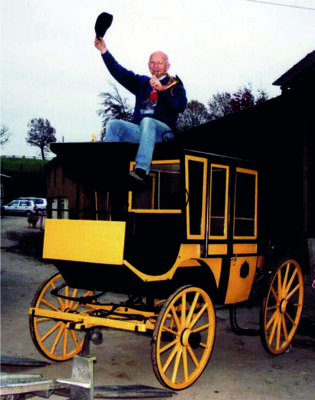 Dr. Karl-Heinz Lindenlaub mit seiner Postkutsche. (Bild vergrößern)