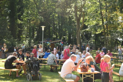 Plausch im Grünen beim Fest der Vereine