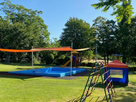 Kinderbecken mit Sonnensegel und Spielgerät