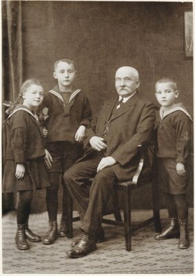 Mann mit Kindern in Matrosenanzügen, Württemberg um 1900