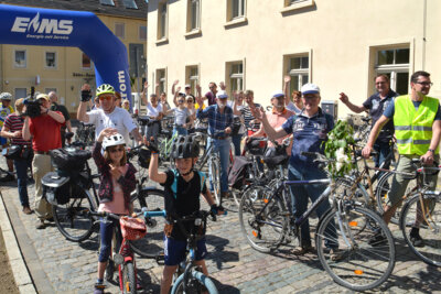 Große und kleine Radsportbegeisterte treffen beim 4. Salzland-Radeltag am Zielort ein