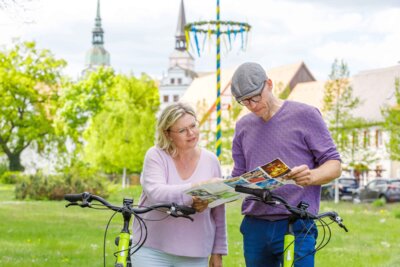 LKEE Andreas Franke:  Radfahrer erkunden den historischen Stadtkern Doberlug. Im Hintergrund das Schloss Doberlug.