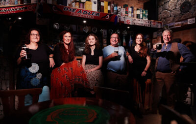 Das Foto zeigt die sechs Mitglieder der Band Celtic Friends.