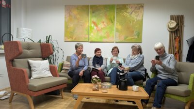 smartphone - Damenrunde auf dem Sofa (Bild vergrößern)