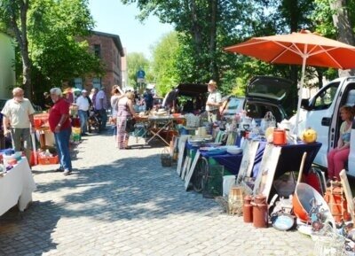 Trödelmarkt auf dem Marktplatz und entlang des Mühlenfließes