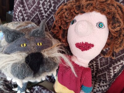 Katze und Frau im Gespräch