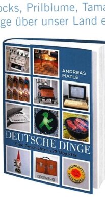 Bestsellerautor Andreas Matlé´ entwirft mit pointierten Betrachtungen ein kulturgeschichtliches Panorama von Ost-und Westdeutschland. Ob Birkenstock-Sandalen, Brokatbezüge für Wählscheibentelefone oder das Transistorradio Sternchen- er sürt vergessenen und ikonischen Alltagsobjekten nach. Dabei entdeckt er in der Geschichte von Toast Hawaii, Gelber Sack und Weber-Grill ein gesamtdeutsches Lebensgefühl.Die Lesung wird musikalisch gerahmt und begleitet durch das Duo Dolphin& Star, bestehend aus Diana Perez und Olaf Thurau. Die Lesung findet Sonntag den 22.6.2025 statt Einlass ab 18 Uhr Anfang 19 Uhr