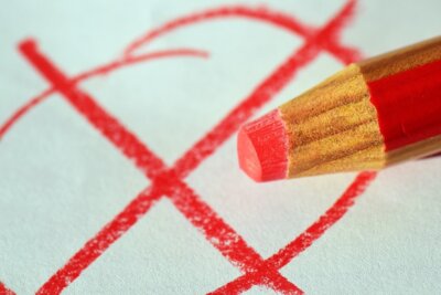 Foto: Roter Buntstift mit Wahlkreuz