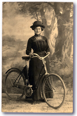 Frau mit Rad