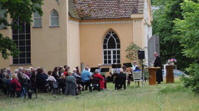Pfingstgottesdienst in Paretz 2024 mit Pfarrer Zastrow, Foto: S. Weber