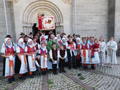 Teilnehmer am 25. Wischauer Heimattreffen vor der katholischen Kirche in Fachsenfeld