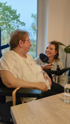 Moderatorin im Gespräch mit Waltraud (Bild vergrößern)