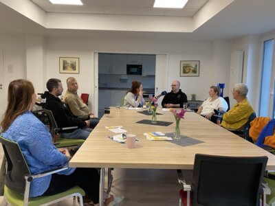Moderatorin im Gespräch mit Beschäftigten der WfbM (Bild vergrößern)