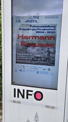 Werbung für diese Fotoausstellung auf der Info-Stele am Altmarkt (Bild vergrößern)