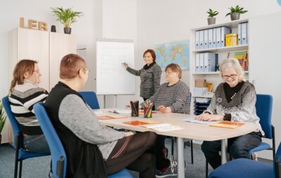 In kleinen Lerngruppen ohne Zeitdruck das Lesen und Schreiben verbessern (Bild vergrößern)