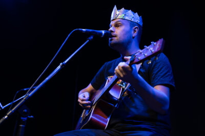 Veranstaltung: Hofkonzert mit Könich Henry – Singer Songwriter aus Berlin Sa 26. 07. 2025