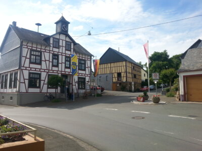 Alte Schule (Giebel wärmegedämmt), Betho-Scheune (saniert in Originalfarbe) und Dorfplatz im Festjahr 2013