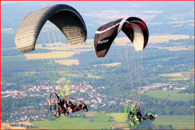 Motorschirmflieger laden zu Gästeflügen ein (Flugplatz Neuhausen)