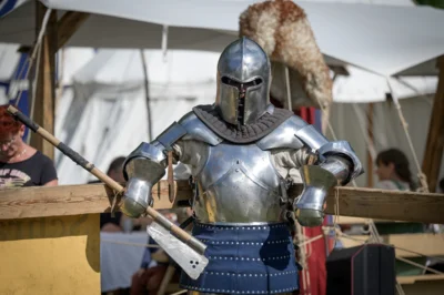Kampfsportler in Rüstung (Bild vergr&ouml;&szlig;ern)