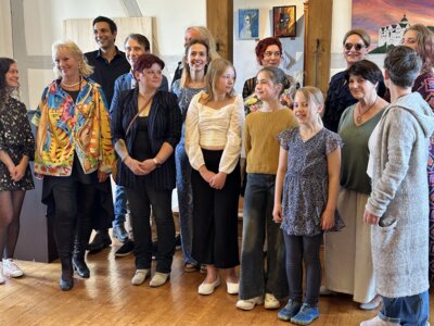 Künstlerinnen und Künstler zur Vernissage am 6. Juni 2025