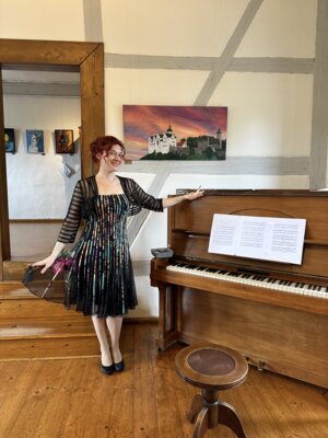 Yuliya Drogalova bereicherte die Vernissage mit einem eindrucksvollen Klavierkonzert, mit Werken von P. I. Tschaikowsky und Edvard Grieg.