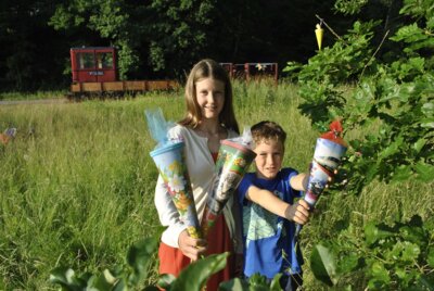 Am Zuckertütenbaum neben der Chemnitztal-Museumsbahn haben Lizzy und Matti eine reiche Ernte eingefahren. (Bild vergrößern)