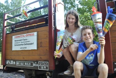 Lizzy und Matti aus Baden-Württemberg haben sich schon einige Zuckertüten vom Baum gepflückt. Der Chemnitztal-Express rollt am 10. August für alle Erntewilligen ins Schweizerthal. (Bild vergrößern)