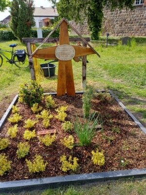 Das Foto zeigt die neu gestaltete Kriegsgräberstätte auf dem Friedhof der Dorfkirche Münchehofe.