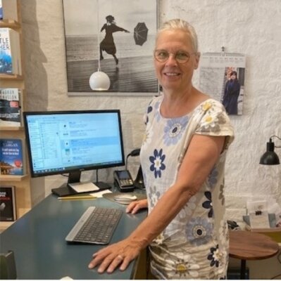 Katrin Bietz - Germanistin und Buchhändlerin aus Leidenschaft, die mit Prosa einen gnadenlos subjektiven Buchladen gegründet hat, um eine Auswahl handverlesener Bücher anzubieten, die eine Orientierung im Wust der Neuerscheinungen bietet