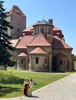 ©Burg Querfurt Burgführer vor Burgkirche