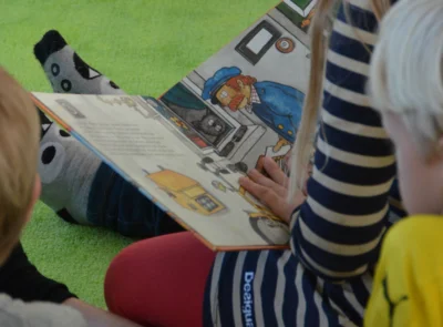 Kinder lesen ein Buch.