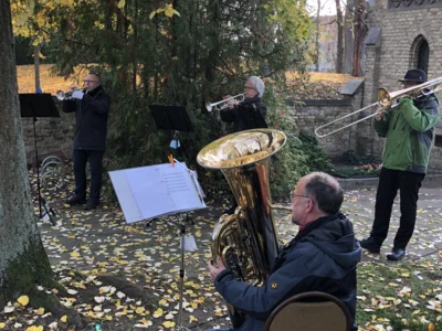 Das Falkenseer Bläserensemble am Volkstrauertag auf dem Paretzer Friedhof 2020, Foto: S. Weber, C: VHP