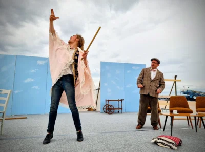 Eugen probt eine Rolle, Philipp schaut ängstlich zu