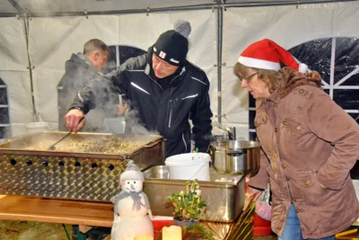 Foto vom Weihachtsmarkt 2023 - die leckere Champignonpfanne war gefragt.