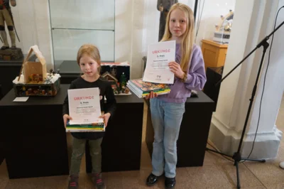 2. Preis Gruppenarbeit mit je 50 Stimmen Naemi und Maresi Mende, 6 & 11 Jahre alt aus Schneeberg Mit dem „Erzgebirgischen Weihnachtsmarkt“ (Bild vergr&ouml;&szlig;ern)